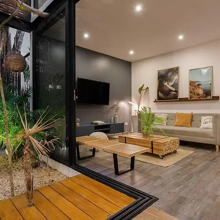 Chic Townhouse With Private Pool And Rooftop View