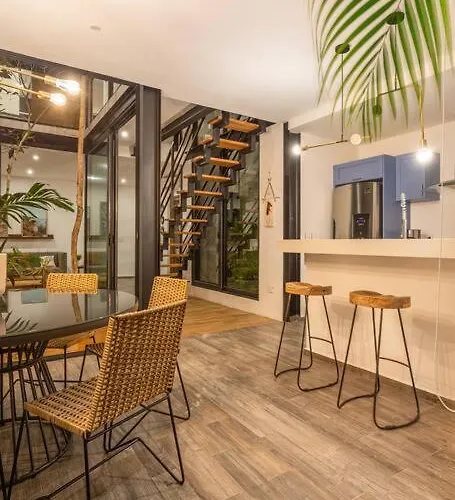 Hébergement de vacances Chic Townhouse With Private Pool And Rooftop View