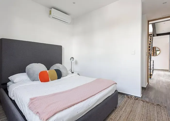 Chic Townhouse With Private Pool And Rooftop View Hébergement de vacances *