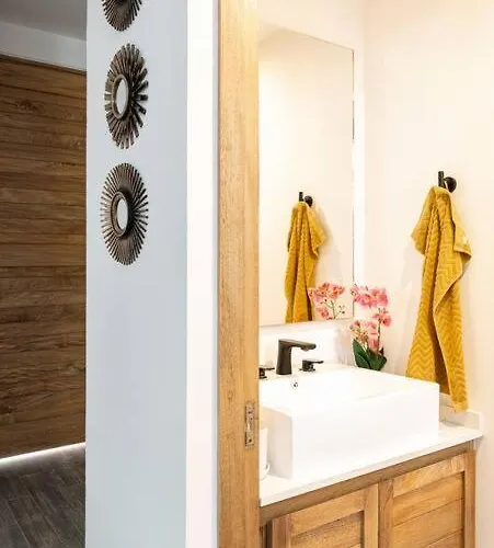 Hébergement de vacances Chic Townhouse With Private Pool And Rooftop View