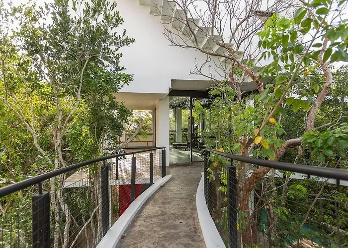 Hébergement de vacances Chic Townhouse With Private Pool And Rooftop View *