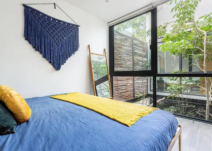 Hébergement de vacances Chic Townhouse With Private Pool And Rooftop View
