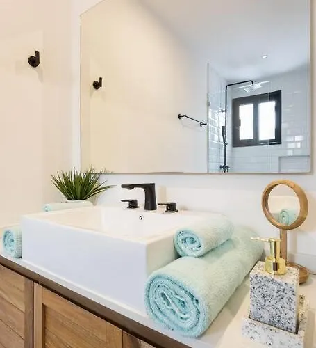 Chic Townhouse With Private Pool And Rooftop View Hébergement de vacances *