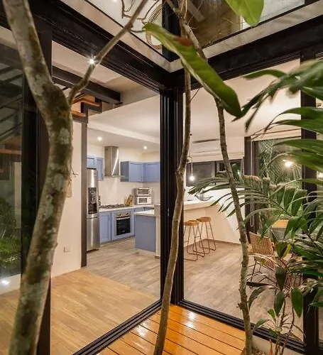 Hébergement de vacances Chic Townhouse With Private Pool And Rooftop View
