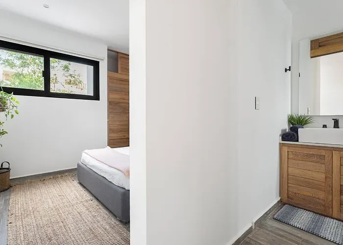 Chic Townhouse With Private Pool And Rooftop View Hébergement de vacances *