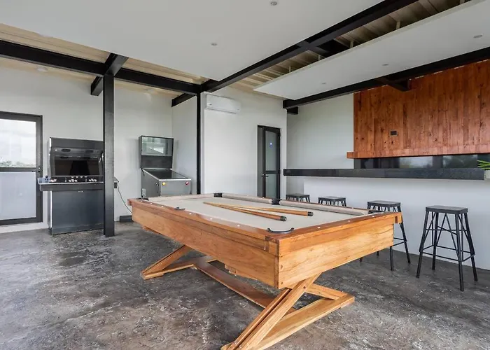 Hébergement de vacances Chic Townhouse With Private Pool And Rooftop View