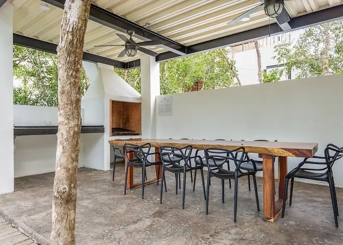 Chic Townhouse With Private Pool And Rooftop View Hébergement de vacances *
