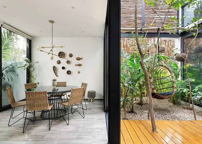 Hébergement de vacances Chic Townhouse With Private Pool And Rooftop View *